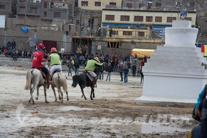 Součástí hřiště na polo je i náboženská stavba