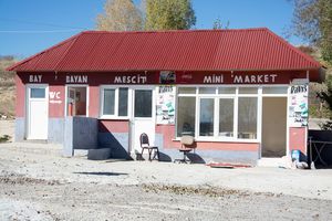 Muži, ženy, mešita, mini market