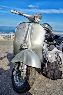 Vespa obložená batohy